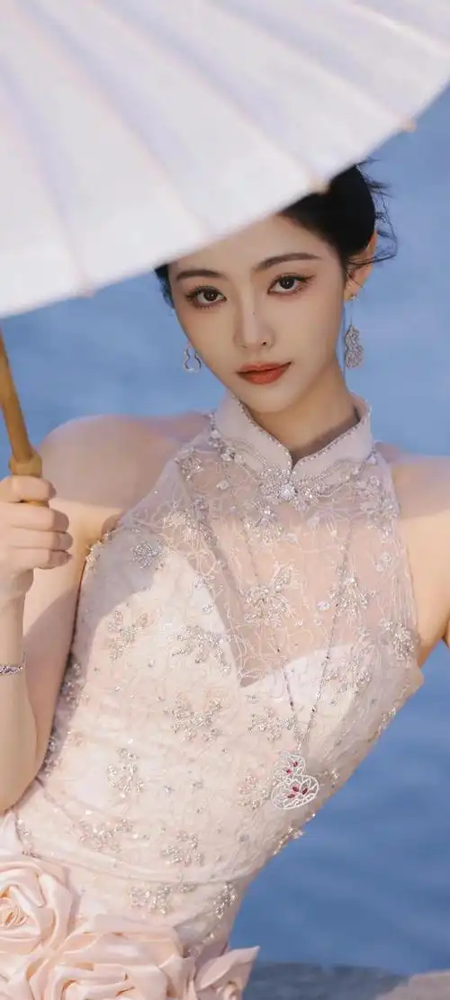 而在这一期美女系列壁纸中,我们的主角——许佳琪,便以一身旗袍装束