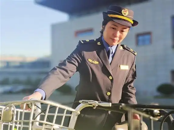 吴晓霞在检查公共自行车.□见习记者 刘争 摄