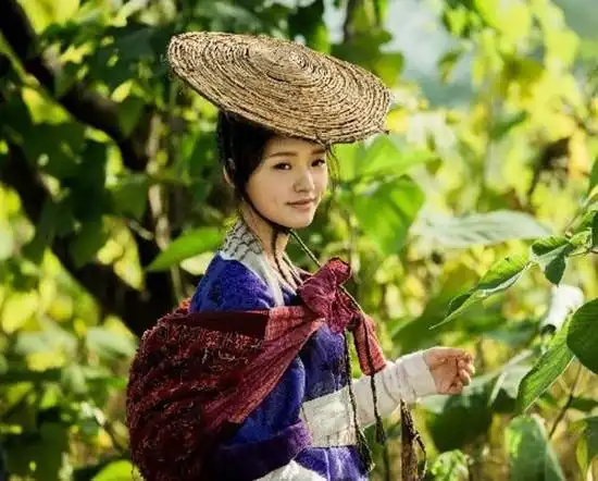 同样背着包袱,刘亦菲最美好,baby接地气,她却让人心疼死!_手机搜狐网