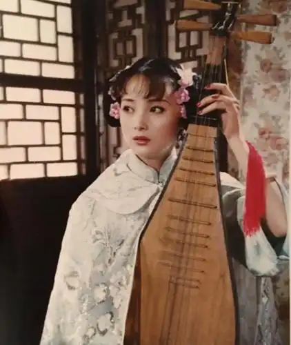 蒋勤勤旧照曝光柳眉红唇活脱脱一个古典美人,她是真适合这种扮相