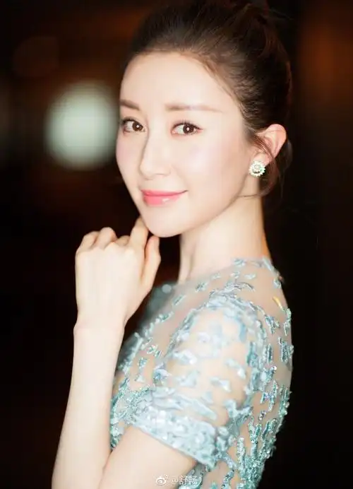 舒畅虽然年纪尚轻但确实一个老演员,一袭蓝裙时尚吸睛