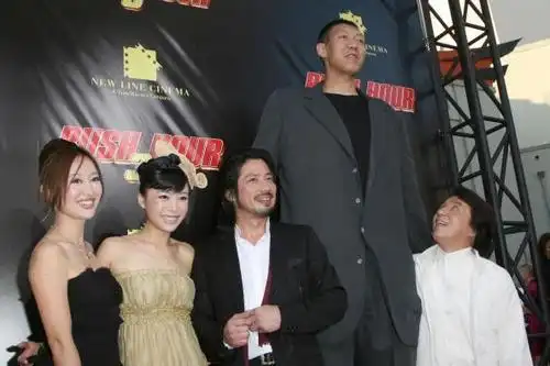 和2米36的孙明明合影什么感觉?姚明显娇小,泰森秒变"小森森"