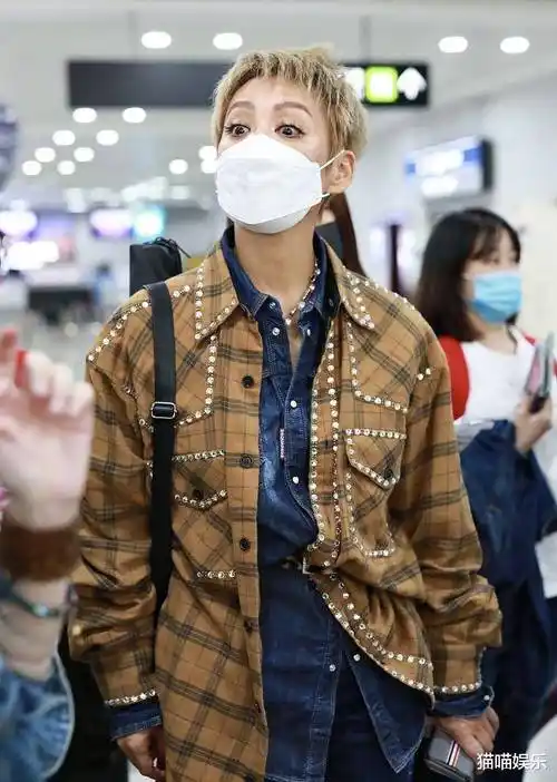 宁静金色短发格子衫十分吸睛,帮粉丝拍照显亲切_节目_网友_头发丝