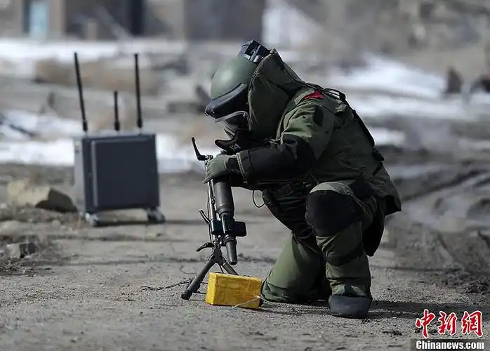 乌鲁木齐特警举行战术突入抓捕演练