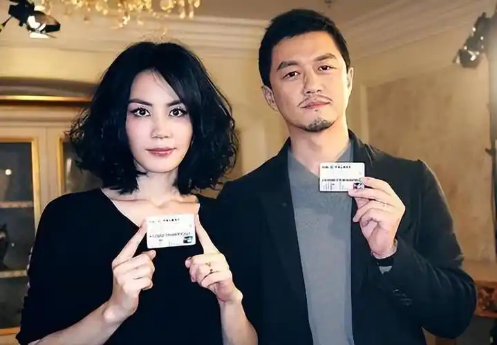 回顾王菲谢霆锋日本回国王菲跟男友撒娇脖子上大疙瘩引争议