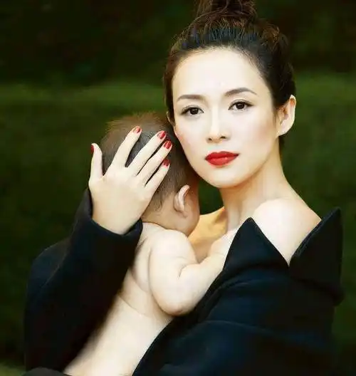章子怡为啥这么爱大肚抱娃拍照,还自曝体重,网友一句话说出重点_照片