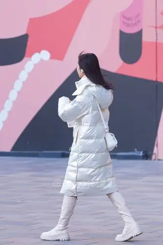 白羽绒大衣配白靴三位美女谁最俏