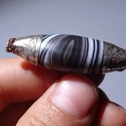 明代缠丝玛瑙天珠