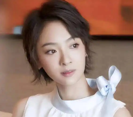 9月17日,演员·孙铱发文宣布弟弟结婚,并拍下了一家人盛装打扮的照片.