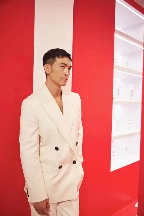 纪焕博亮相品牌跨界快闪店 纯白西装展现简约儒雅风尚__凤凰网