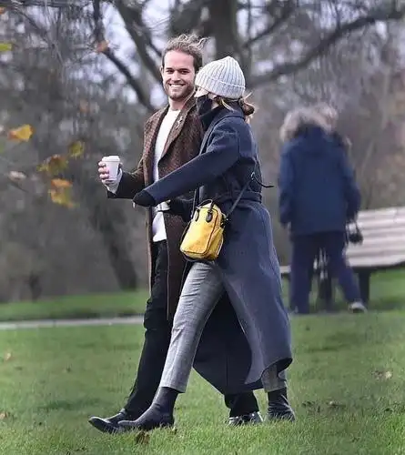 太甜蜜了!艾玛·沃特森(emmawatson)和男友leorobinton新街拍