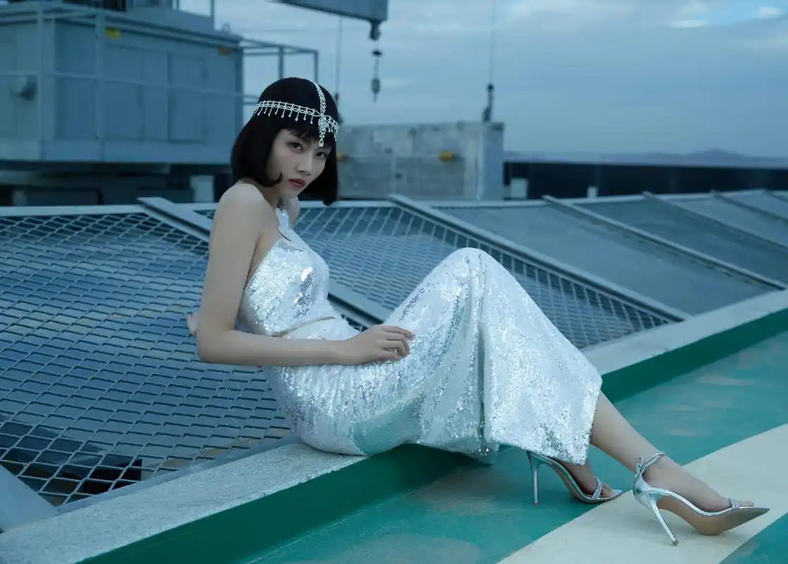 刘惜君短发银色抹胸裙写真组图