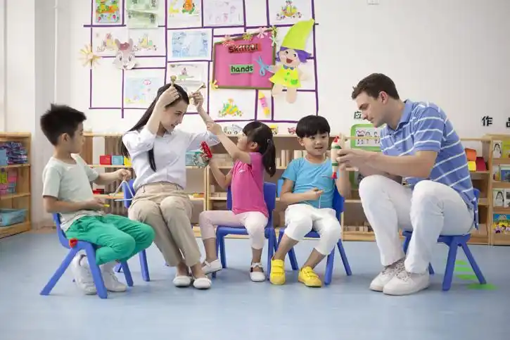 幼儿园老师和儿童一起演奏乐器