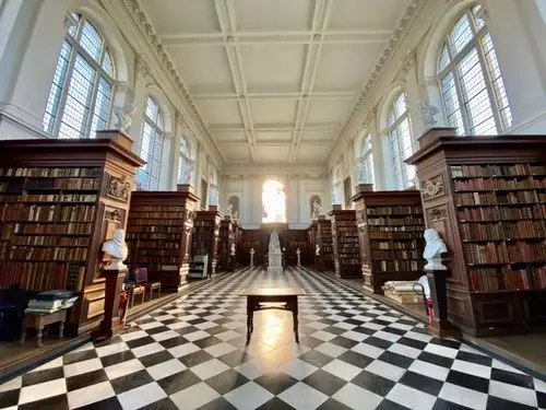 剑桥大学的成就无疑是惊人的,在它的三十多个学院中,最负盛名的便是三