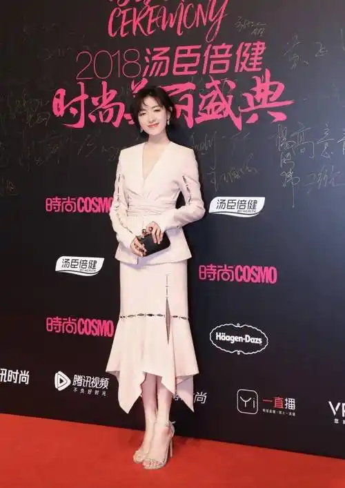 穿闪钻礼服裙台风稳回顾万茜的20个绝美时刻气质好不只靠长相