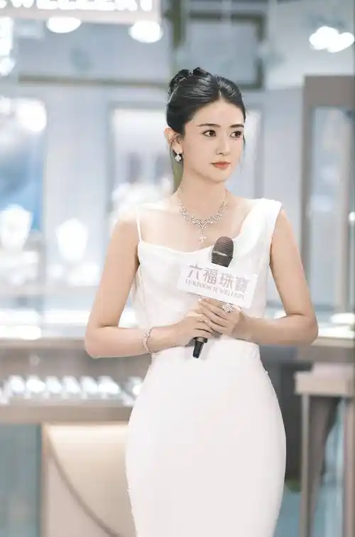 梁洁的纯白礼服散发着优雅_裙子_剪裁_身材