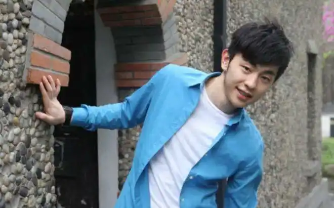 邓伦昔日旧照曝光, 学生模样青涩稚嫩, 长相出众帅气逼人!