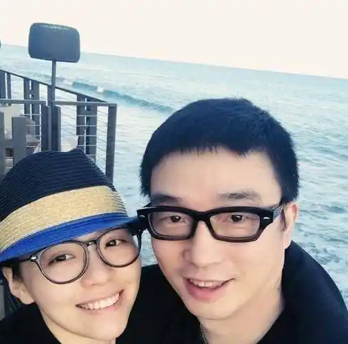 张靓颖与男友出行曝光,当街搂抱似人形挂件,比起新郎更爱伴郎