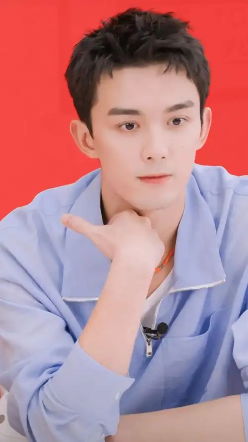 甜美又臭屁的小可爱    #吴磊