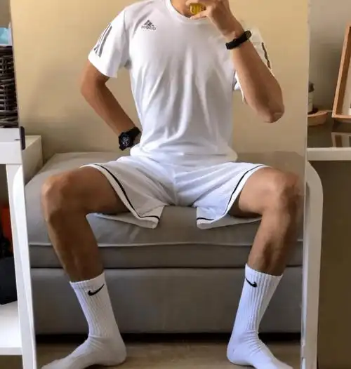 体育生穿过的原味白袜,为啥倍受欢迎?_白袜子_手指_气味