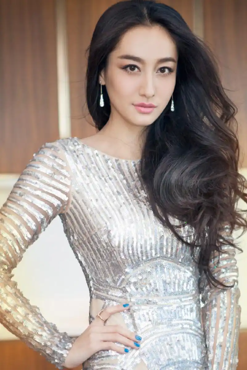 绰约多姿,玉骨冰肌——"性感御姐"董维嘉