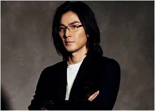 装不下去了?郑伊健在日本被偶遇,本人被曝性格极差,娇妻素颜丑