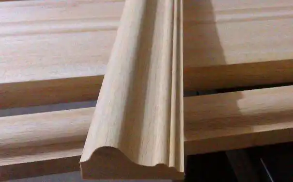 门套线使用比较广泛的是塑钢和木塑材质的门套线,其中表面加工又分