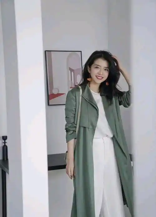 原创时尚博主三木穿搭火了绿色风衣配白裤温柔又温暖好美