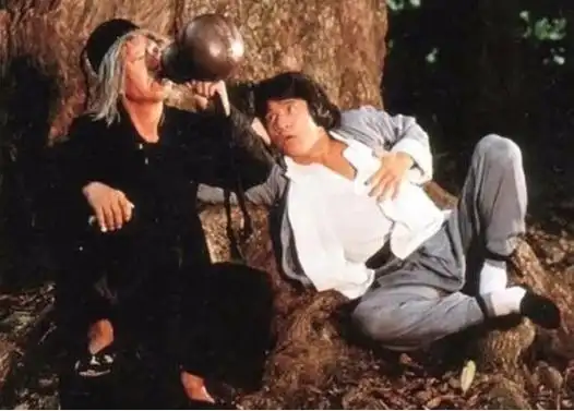 苏花子酒后常常手不释杯,满面通红,因此成为了电影中的经典形象.