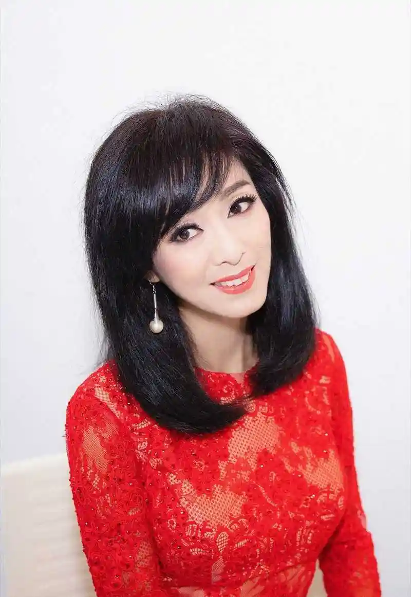 原创米雪真是越老越美!身穿红色蕾丝连衣裙优雅大气,阳光活力又喜庆