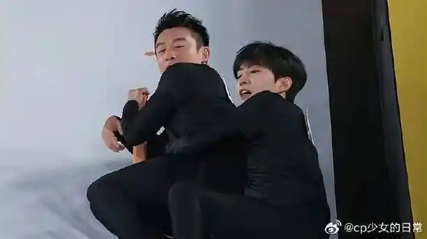 郑恺发起强势进攻,范丞丞"死缠烂打",熊抱爆笑全场!