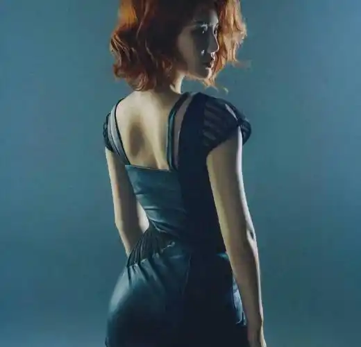 原创徐冬冬黑寡妇照火了红色短发搭配小皮裙被指不够淑女