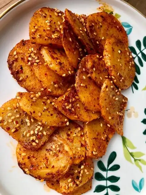 比烧烤好吃百倍的香煎土豆片的做法_菜谱_豆果美食