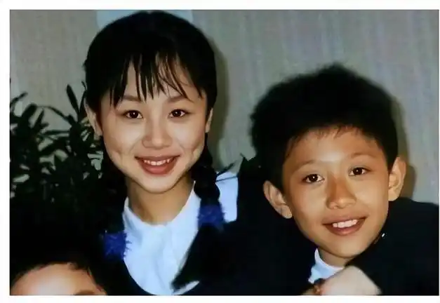 从那以后便开始接触拍戏,当时还和杨紫,张一山有过合作,只不过后来三