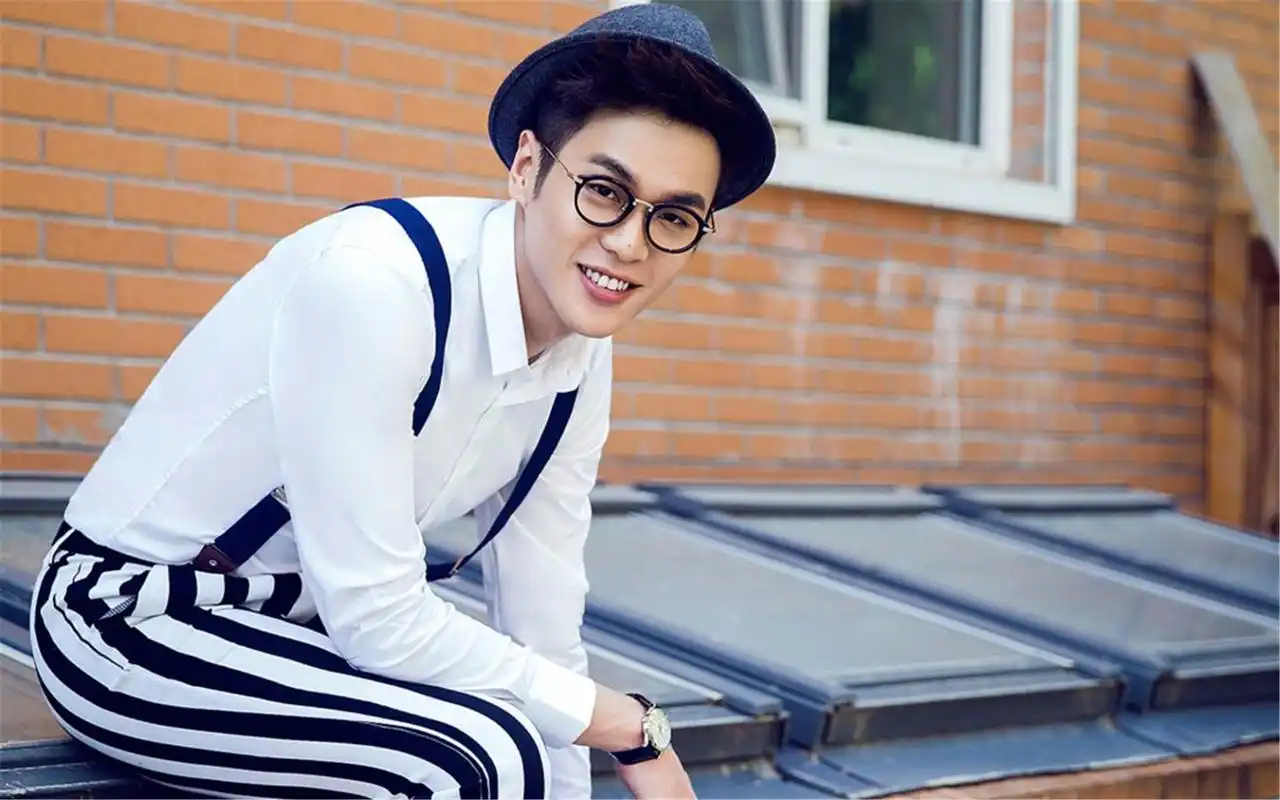 新生代男明星帅哥张若昀时尚帅气写真壁纸图片