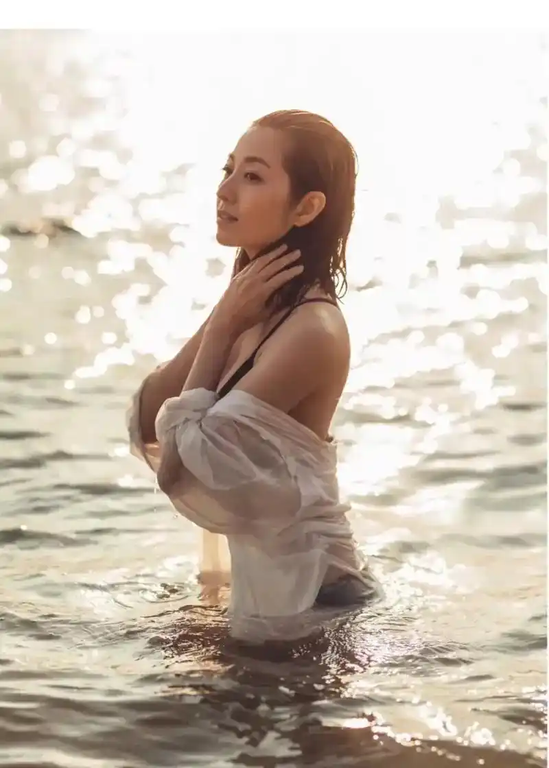 香港80后女星陈自瑶,披肩长发,白色衬衣,保养得真好