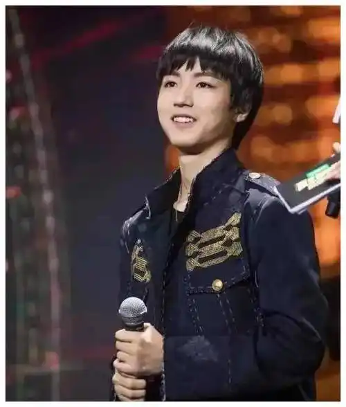 王俊凯恋情疑似曝光,与经纪人杨柳传闻不休,网友热讨!_形象_明星_质疑