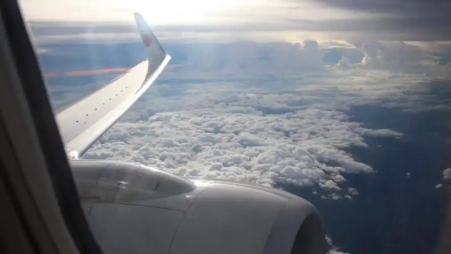 飞机上看云层摄影图片高清宽屏壁纸
