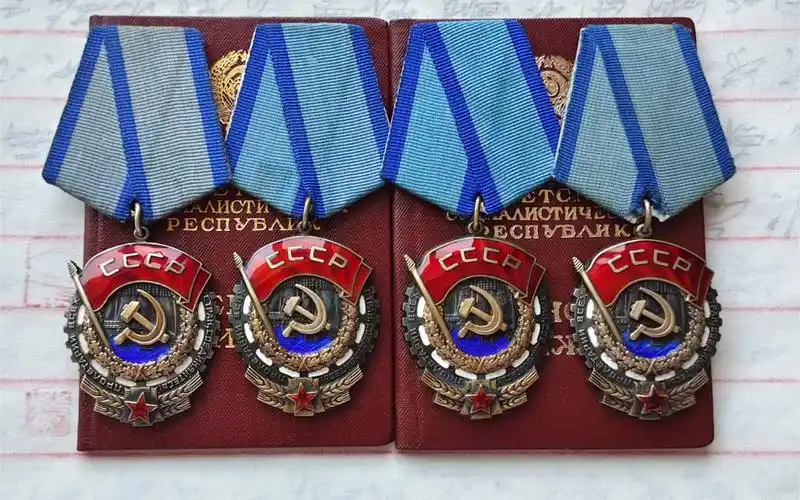 苏联劳动红旗勋章(一位同志获得的两枚劳动红旗勋章带双证书)劳动最