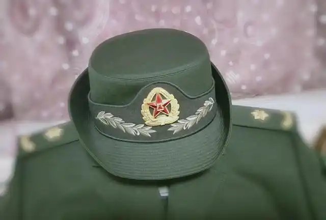 虽然不是中国女军人专属的第一款军帽但却是最受群众欢迎的