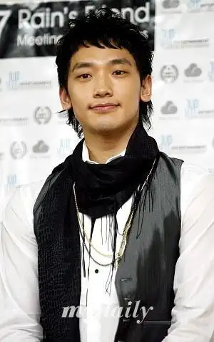 现实谁伪谁心疼谁把谁当真输给网络败给现实现实太徦还是自已太傻