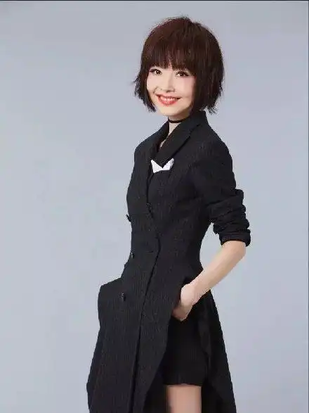 47岁鲁豫干练出行,全黑look暴露沙漏身材,发型23年从未改变