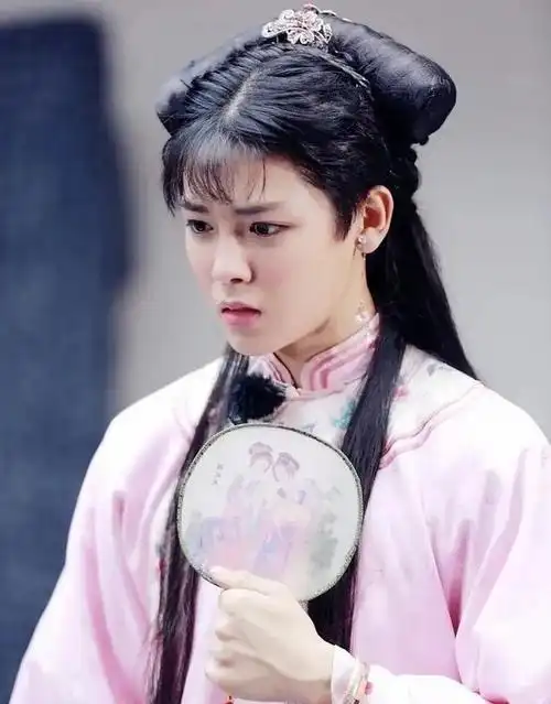 陈丽君是越剧里的"小生",她女扮男装,那风姿潇洒,英俊帅气的模样,让