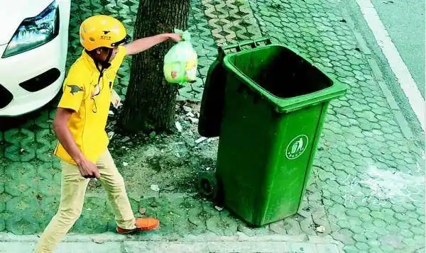 外卖骑手爬楼送餐还得帮丢垃圾?市民:画面实在不敢看