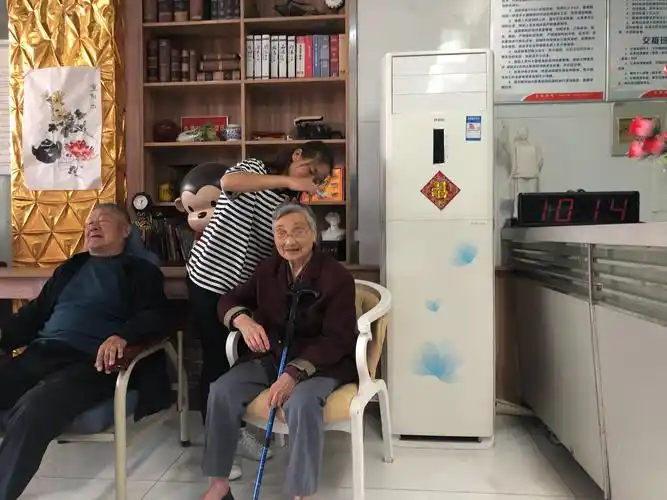 像对待自己的爷爷奶奶一样,给老人们梳头,剪指甲,填补了老人们子女不