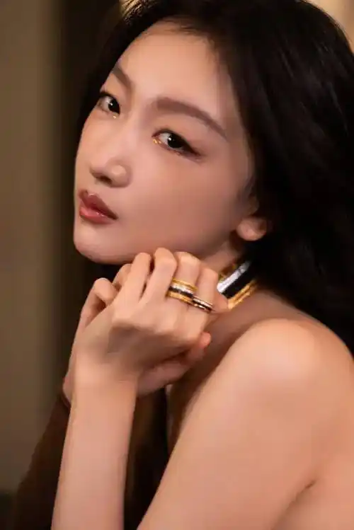 32岁周冬雨出席活动,长胖一圈变美很多,被指撞脸柳岩