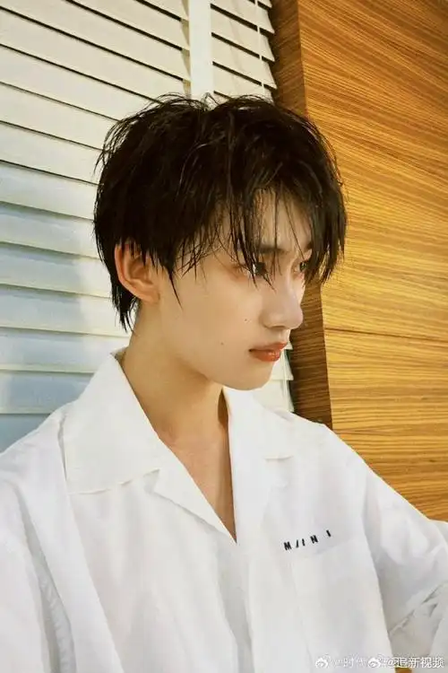 丁程鑫湿发侧颜照##丁程鑫摸帽檐笑