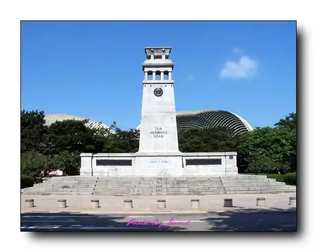 新加坡的人民英雄纪念碑---蓝天白云下的她使人肃然起敬
