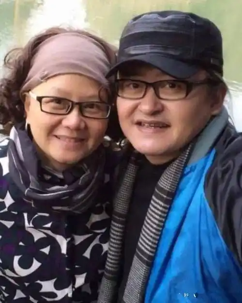 刘欢妻子穿卡通衣长裙身材丰满迷人而且素颜不掩饰落落大方