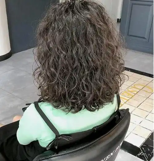 女人发型别乱剪,洋气烫发16款送给你,很适合细软发质的女性